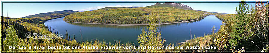 Alaska Hwy, eine Biegung des Yukon River unter einem wolkenlosen Himmel
