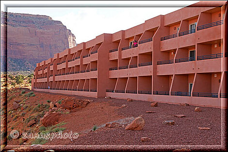 Ansicht der Aussenfront des 3stöckigen Monument Valley Hotel