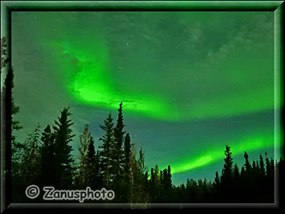 Polarlichter am Nachthimmel über uns