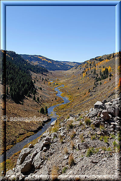 Cumbres Railroad, wieder mal ein Talblick in dem ein kleiner Creek fliesst