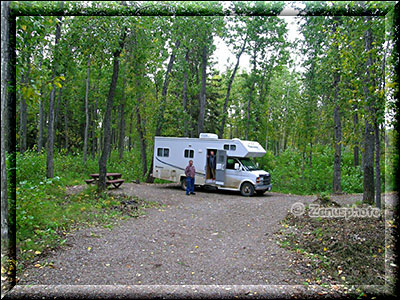 Einsam steht der Camper auf dem herbstlichen Campground