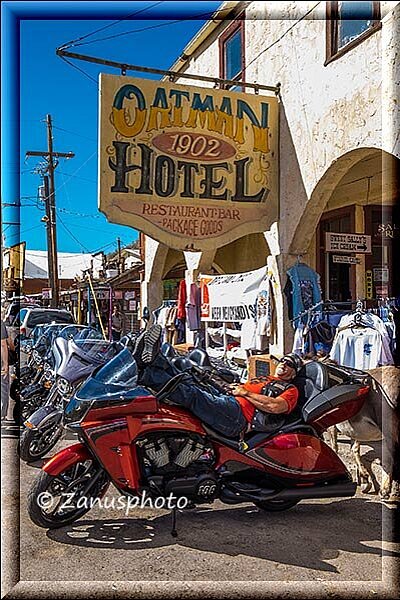 Oatman, am Ende liegt Dave auf seinem Bike für weitere Bilder