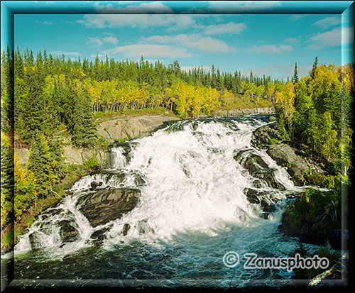 Mit getoese donnern die Wassermassen ueber die Cameron Falls