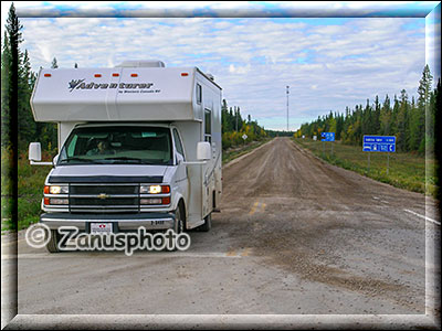 Camper fährt zu Highway zurück