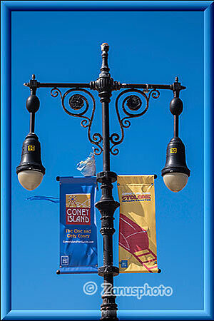 New York City - Coney Island - Laternenmast mit Werbefahnen daran