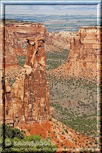 Colorado National Monument, an hohen Felstürmen schauen wir vorbei in den tieferen Canyon hinein