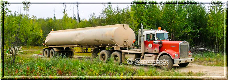 Truck mit Wassertank für die Pflege der Highways
