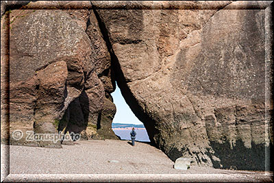 Arch in einer Felswand mit Blick zum Atlantic
