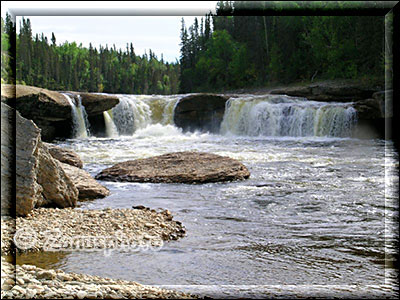 Sambaa Deh Falls gesehen auf Niveau des River