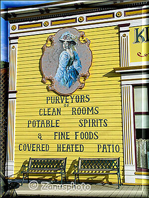 Dawson City, Klondike Kates Bild an der Seitenwand lcokt auch viele Besucher an