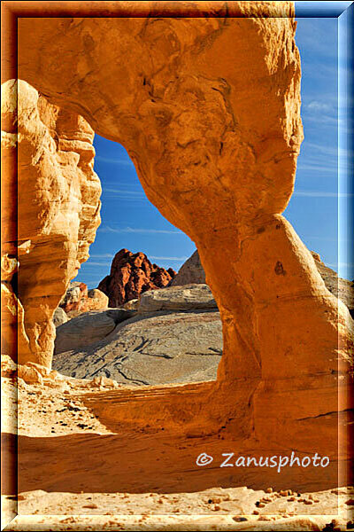 Valley of Fire, Blick durch einen Felsbogen auf rote Nachbarn