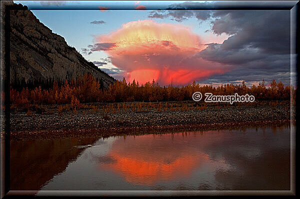 Dempster Highway, gegen Abend erreicht uns ein Gewitterschauer mit toller Wolke