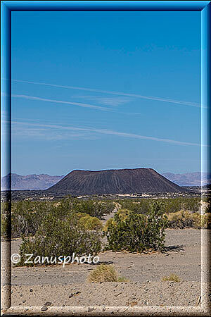 Historic Route 66, im Bild sehen wir den schwarzen Amboy Crater nahe am Highway