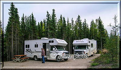 Zwei Camper auf einer Campsite