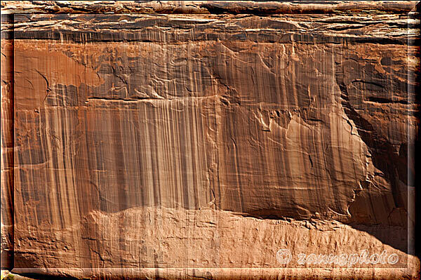 Colorado National Monument, Sekrechte Bänder zeigen sich in einer Felswand