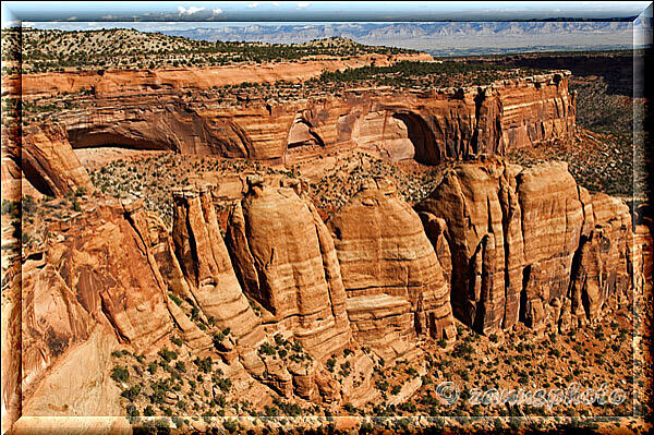 Colorado National Monument, auf der linken Seite sieht man gebänderte Felsgruppen