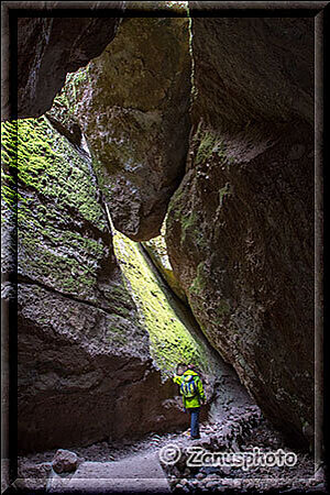 Pinnacles National Park, über unseren Köpfen hängen abgestürzte Felsbrocken