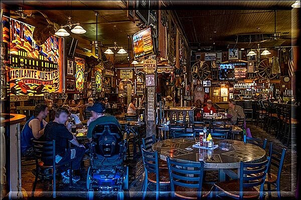 Tombstone, da leider schon alle Shops geschlossen sind ziehen wir uns in einen Saloon zurück