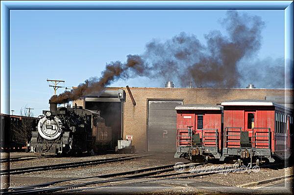 Cumbres Railroad, Lokomotive fährt gerade aus einem Lok-Schuppen heraus