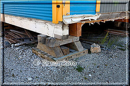 Dawson City, wir sehen hier das Detail einer Hausstütze