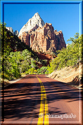 Zion Park, ein dominanter Felsenturm am Ende des roten Highway