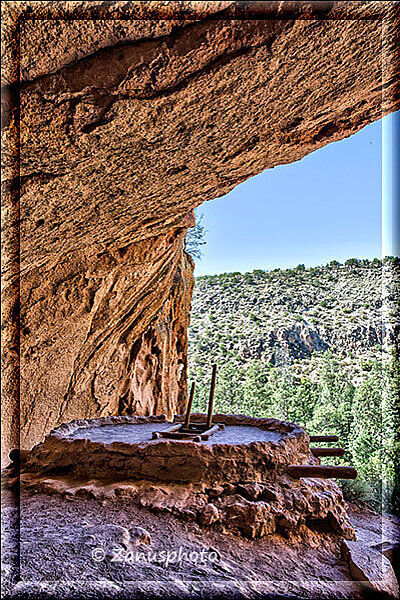 Bandelier Monument, das Alcove House mit Fernblick in die Landschaft
