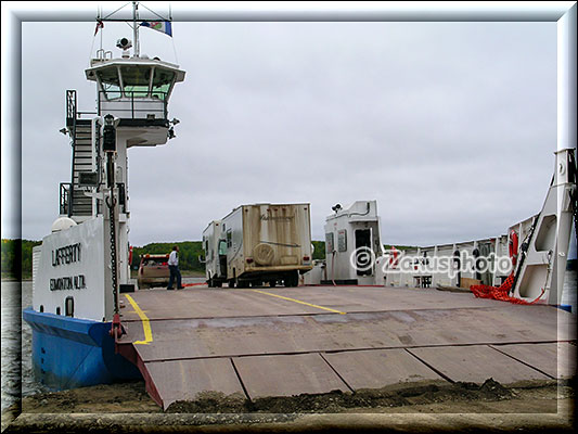 Ferry über den Mackenzie River nach Fort Simpson