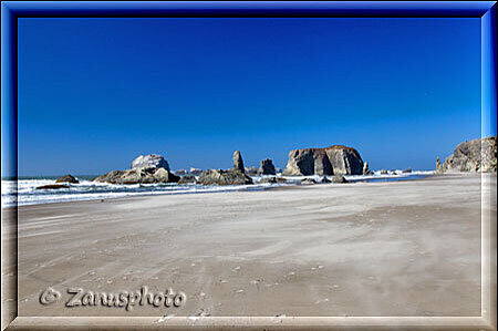 Bandon Beach, mit mehr Abstand von den Felsen im Wasser sieht das ganze gleich entfernter aus