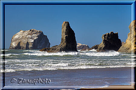 Bandon Beach, Blick vom Strand ins Meer mit weiteren Sea Stacks