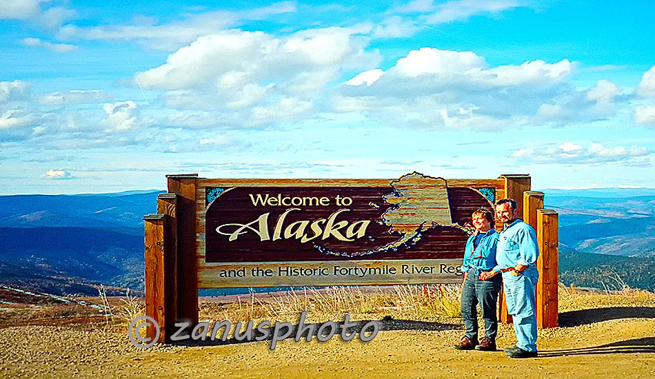 Alaska, Herzlich willkommen in Alaska am Rand der Strasse des Taylor Hghway