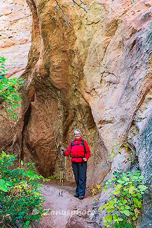 Kanarra Falls, etwas abseits vom Creekbereich steht die Wanderin  zur Aussicht