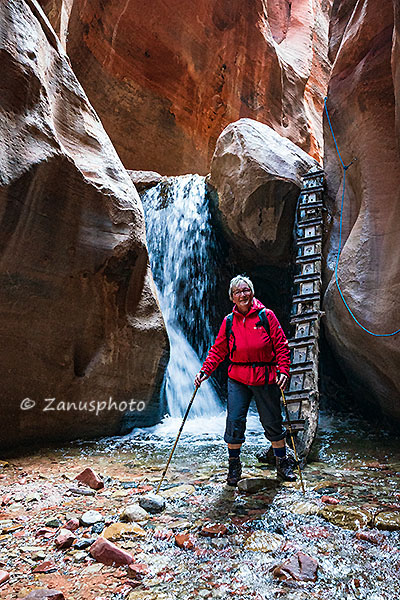 Kanarra Falls, gerade ist das Ziel, der Wasserfall, von der Wanderin erreicht worden