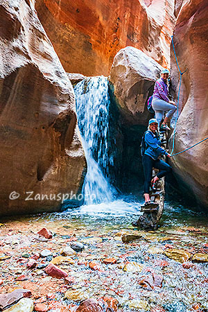 Kanarra Falls, weitere Besucher haben uns inzischen überholt und stehen auf der Leiter des Falls