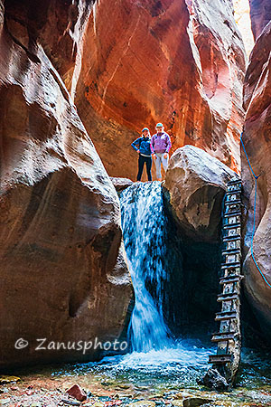 Kanarra Falls, die beiden Besucherinnen sind gerade oben am Kanarra Fall angekommen