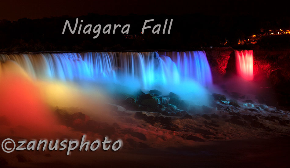 USA-Kanada, Ansicht des Niagara Falls nahe bei Buffalo in nächtlicher Ansicht. Der hier gezeigte Amerikan Fall wird von Fernscheinwerfern in verschiedenen Farben angestrahlt.